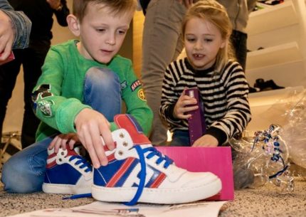 Prijsuitreiking zelf ontworpen schoenen